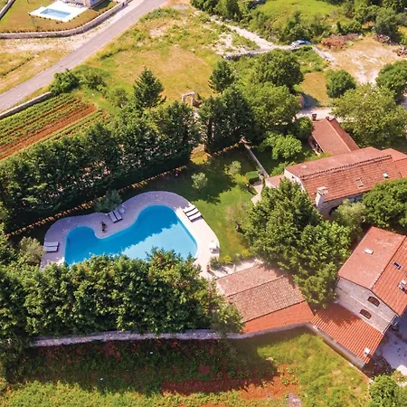 Beautiful In With Swimming Pool בית נופש *